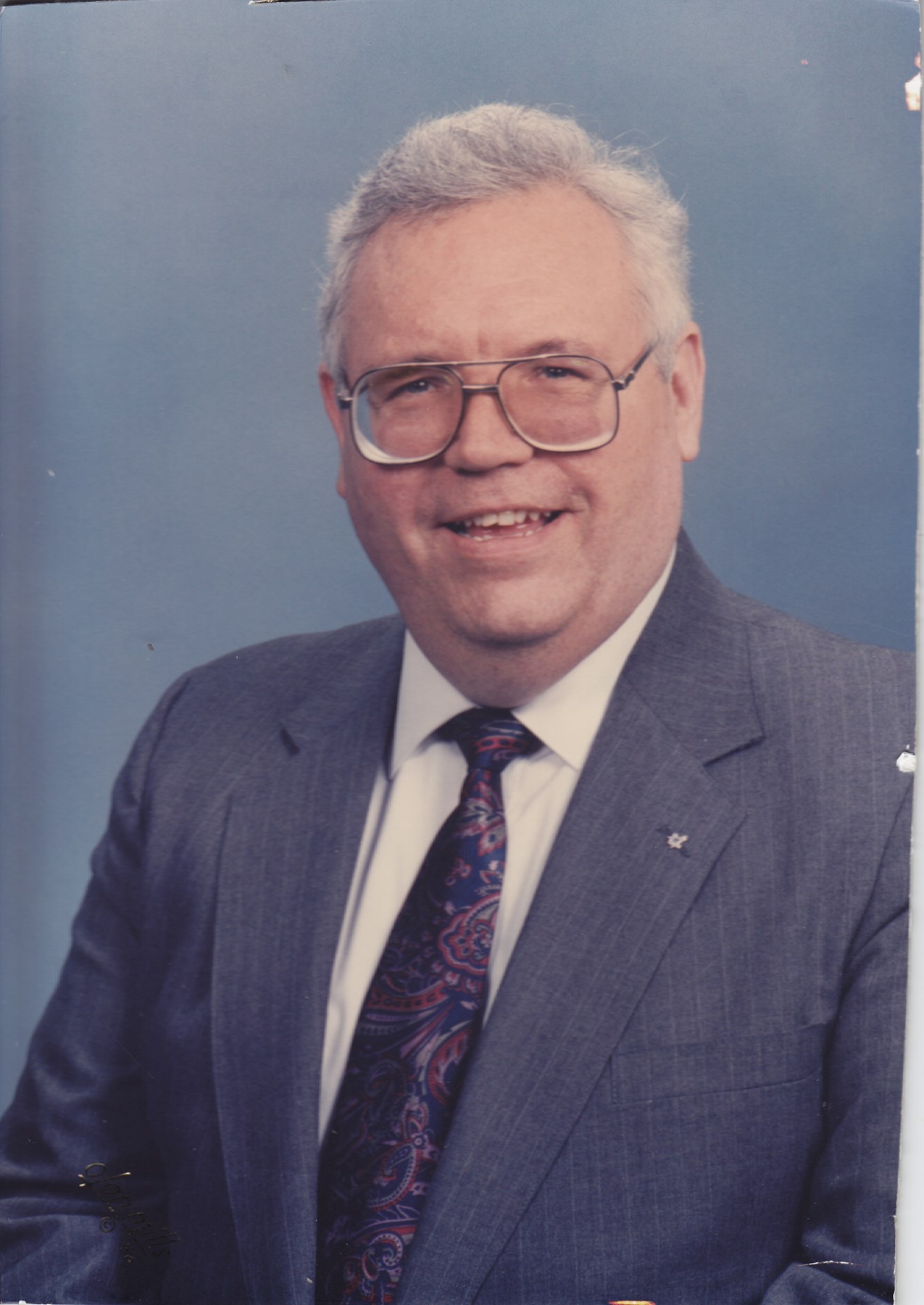 Obituary of Lee James