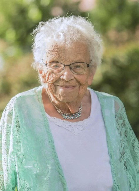 Obituario de Alice Joyce Wells