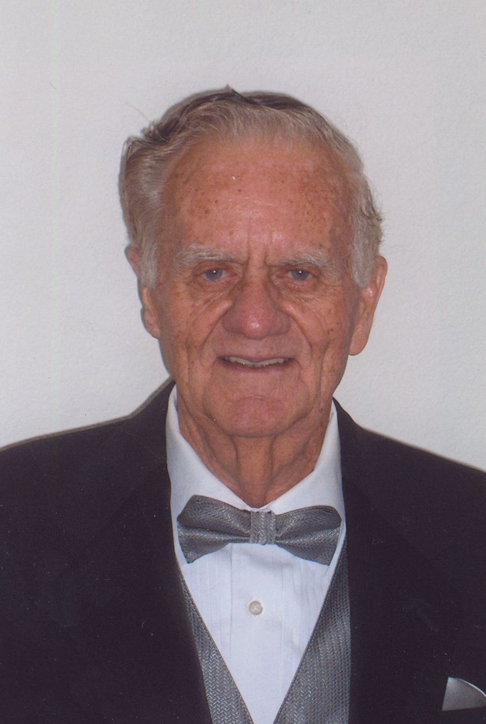 Obituary of Robert W. Shackleton, Sr.