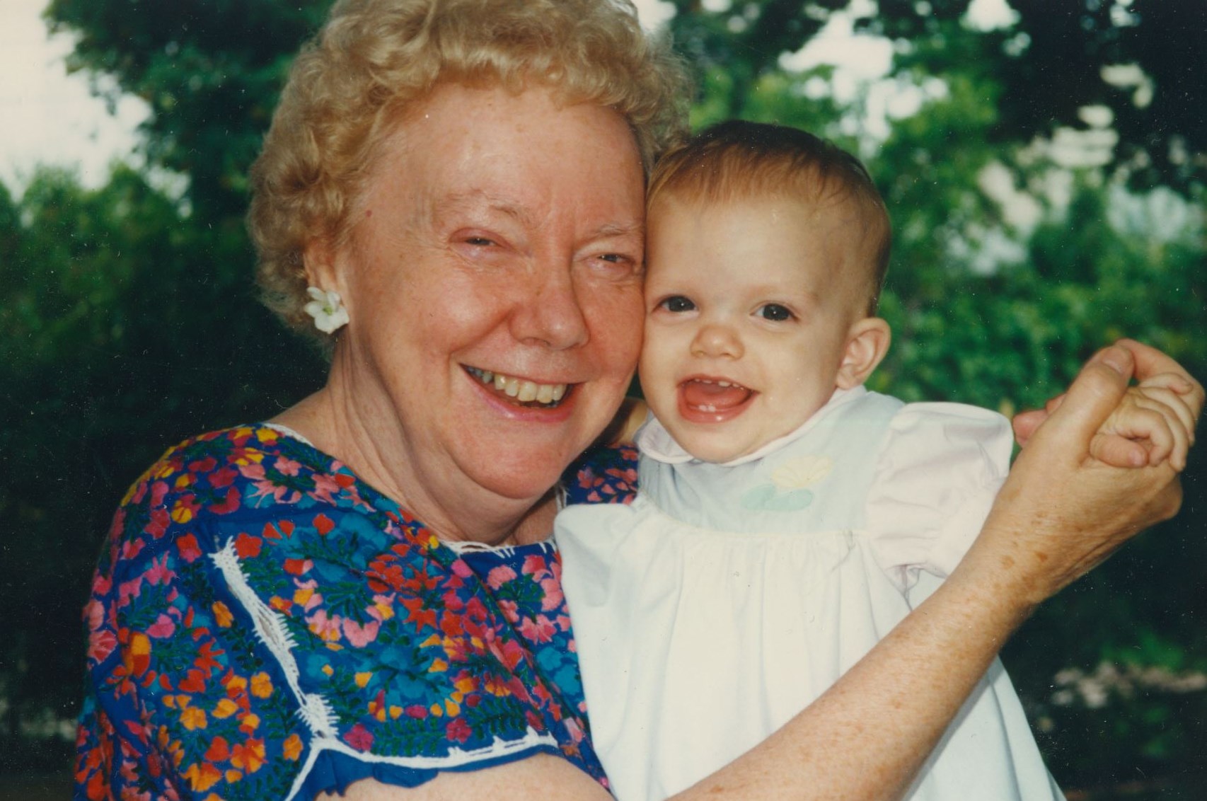 Elizabeth Riddell's Instagram, Twitter & Facebook on IDCrawl